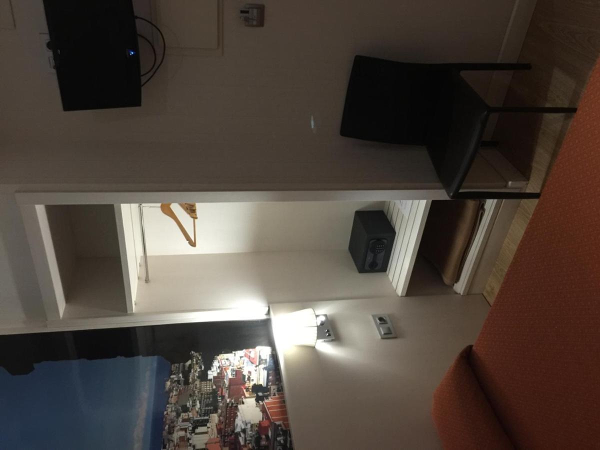 Hotel Transit Барселона Екстериор снимка