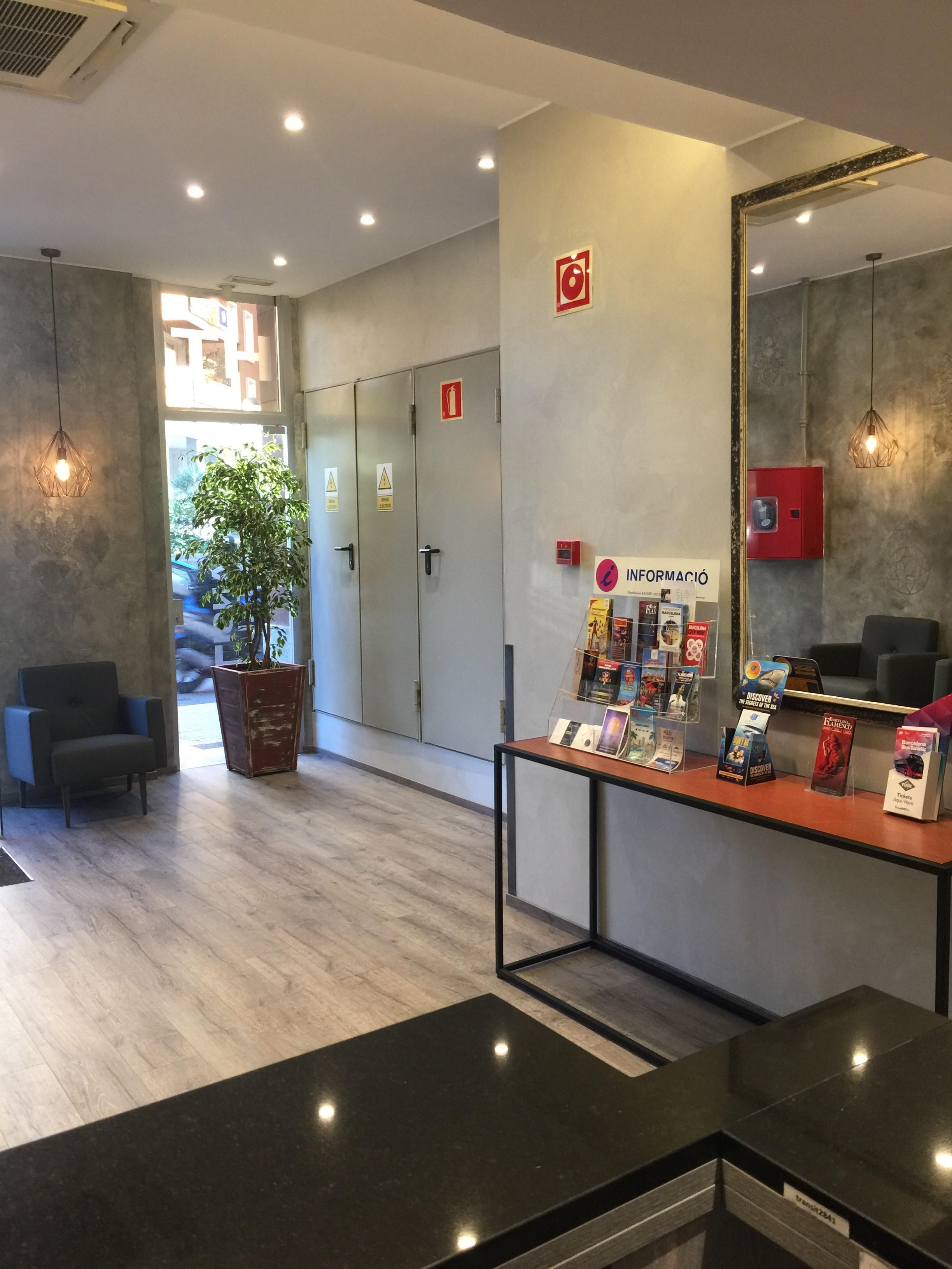 Hotel Transit Барселона Екстериор снимка