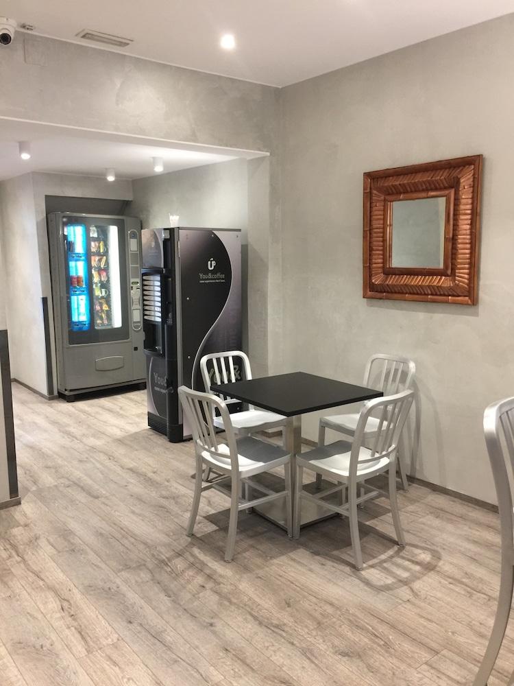 Hotel Transit Барселона Екстериор снимка