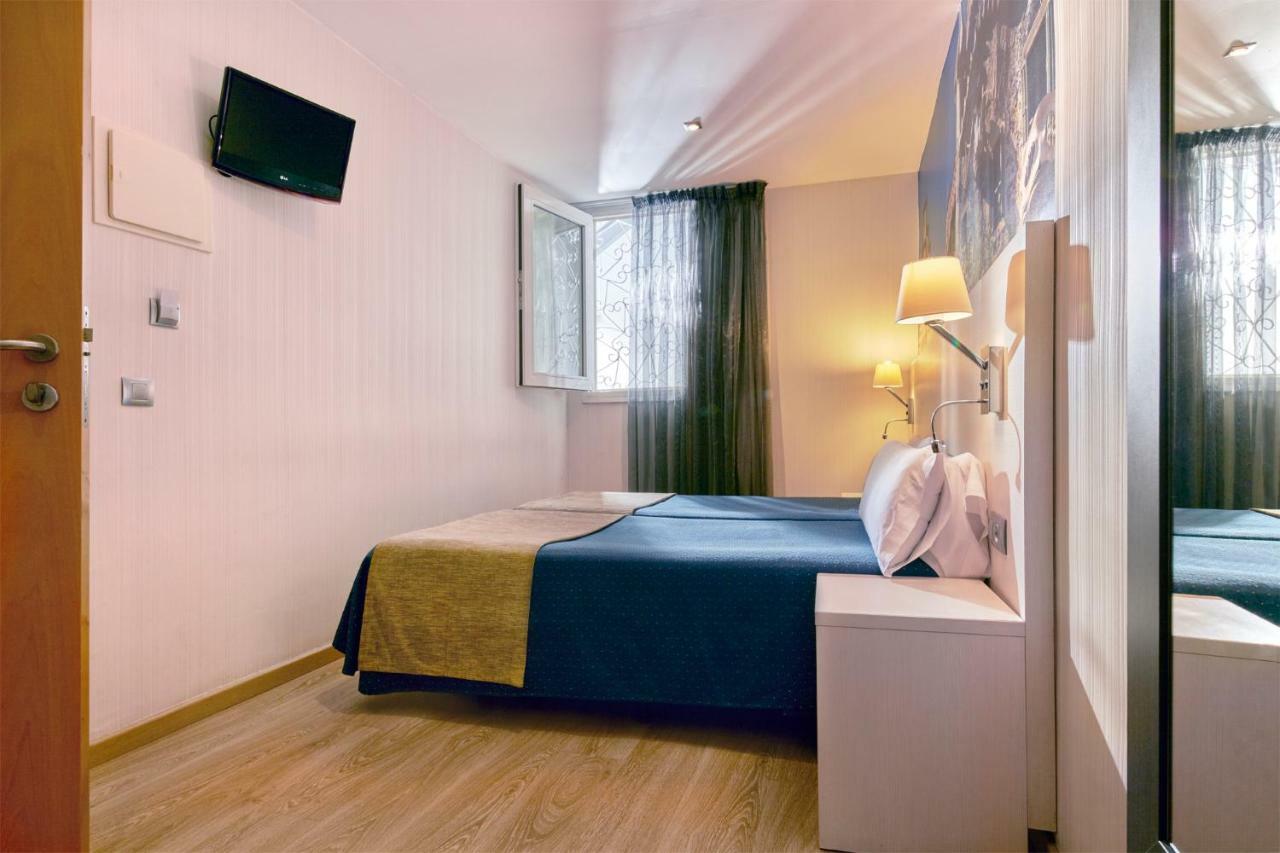 Hotel Transit Барселона Екстериор снимка